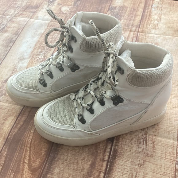 White lace up boot - Picture 2 of 3